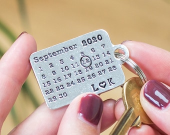 Personalised Pewter Calendar Keyring – Custom 10 Year Anniversary Gift For Husband