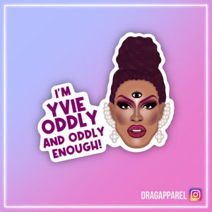 Yvie Oddly 'I'm Yvie Oddly And Oddly Enough!' Glanzend vinylsticker - RuPaul's Drag Race, Queer, LGBT, slogan sticker
