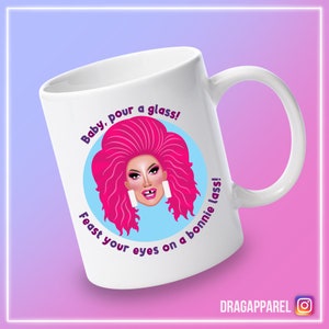 Baby, Gießen Sie ein Glas, Schlemmen Sie Ihre Augen Auf Einem Bonnie Mädchen - Phenomenon, Rosé, RuPaul's ziehen, Queer, LGBT, Schlagwort illustrierte Tasse
