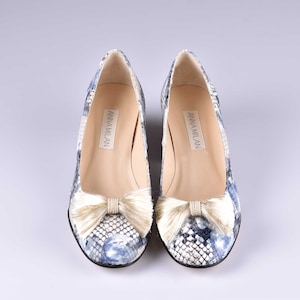 Block Low Heel Shoes - Snake And Bow, Gel templates, Outer material: 100% leather with snake engraving, Manufactered by hand in Spain