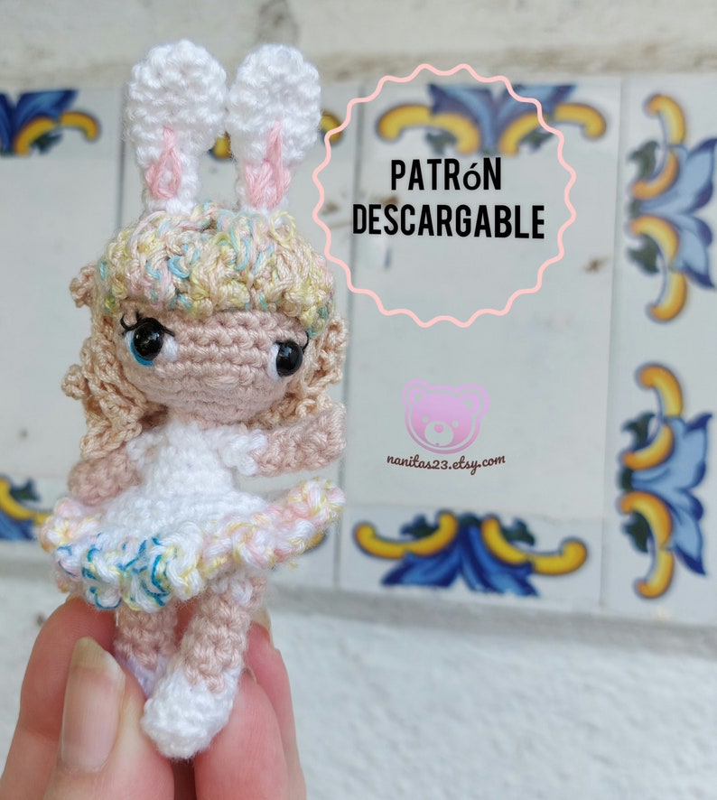 Patr\u00f3n en pdf Patr\u00f3n descargable Patr\u00f3n de crochet o amigurumi mu\u00f1eca Mu\u00f1eca conejo peque\u00f1a.. Amigurumi ni\u00f1a Patr\u00f3n de ganchillo