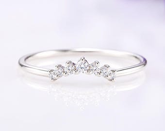 Anillo de boda curvo con circonitas cúbicas en forma de chevrón, delicado anillo apilable de plata de ley para mujer.