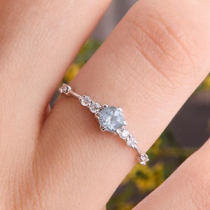Eenvoudige en sierlijke 925 sterling zilveren hemelsblauwe topaas belofte ring voor haar, kleine minimalistische dames belofte ring, zilveren topaas verlovingsring