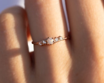 Elegant löfte ring i äkta opal i 14k roséguld för henne, Unik minimalistisk förlovningsring i keltisk stil med opal, Opalring i present till henne