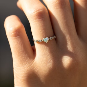 Einzigartiger Herz Opal Verlobungsring für Sie, Art Deco Herz weißer Opal Verlobungsring Silber, Valentinstag Ring, Geschenkring für Freundin