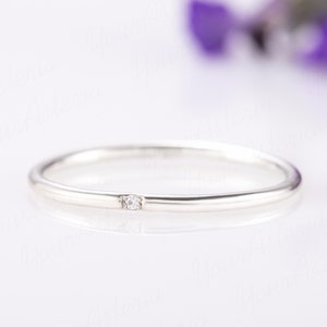 Op de afbeelding: Een eenvoudige zilveren ring met een klein diamantje in het midden.