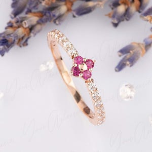 Delicado anillo de promesa de rubí en oro rosa para mujer, anillo de compromiso minimalista y fino con rubí, piedra natal de julio.