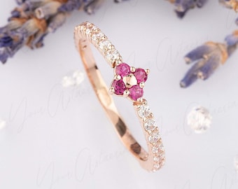 Delicato anello di fidanzamento in oro rosa con rubino per lei, anello minimalista e sottile con rubino, pietra portafortuna di luglio.
