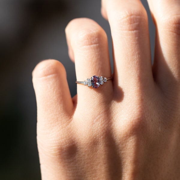 Dainty minimalist promise ring with oval cut alexandrite in 925 sterling silver, Alexandrite engagement ring, Alexandrite wedding ring