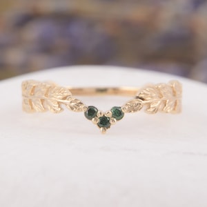 14k yellow gold art nouveau curved leaf emerald V wedding band, Unique chevron leaves emerald wedding band, Vintage V shaped wedding band