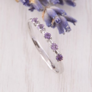 Zierlicher 925 Sterling Silber Amethyst Stapelring, minimalistischer Februar Birthstone Ehering, zarter Lila Stein Ring