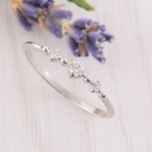 Kleiner minimalistischer Damen Silberring, einzigartiger Damen Silber Versprechensring, Ring mit 3 Steinen, zarter Ring, minimalistischer Verlobungsring