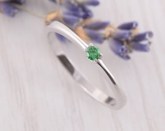 Anillo minimalista de plata con esmeralda para mujer, solitario de esmeralda, delicado, pequeño.