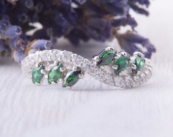 Anillo apilable delicado de plata de ley 925 con esmeralda talla marquesa, alianza de boda minimalista con piedra natal de mayo, delicado anillo nupcial con piedra verde.