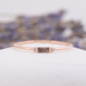 Zarte minimalistische 14 Karat Roségold Baguette geschnitten Rauchquarz Versprechensring für sie, Kleine winzige Quarz Frauen Verlobungsring, Geschenk für sie