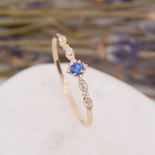 Gouden kleine & sierlijke art deco blauwe saffier belofte ring voor haar, minimalistische delicate kleine saffier verlovingsring, saffier trouwring