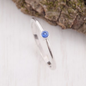 Saphir Ring, Solitär Ring, Zarter Ring, Minimalistischer Ring, Blauer Saphir Ring, Zierlicher Ring, Winziger Ring, Saphir Schmuck