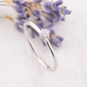 Anillo delicado, Anillo solitario de plata, Anillo de promesa para ella, Anillo minimalista, Anillo diminuto, Anillo pequeño, Anillo de plata con circonita cúbica, Anillo de piedra blanca