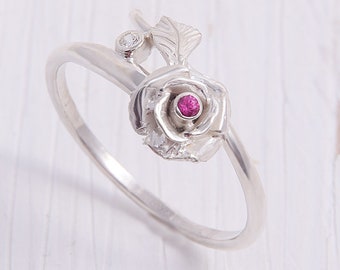 Delikatny pierścionek z kwiatem, wyjątkowy pierścionek z różą z liśćmi na gałęzi, pierścionek z rubinem, srebrny pierścionek obietnicy, biżuteria z rubinami, kamień urodzinowy na lipiec