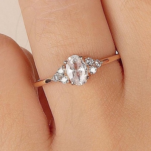 上品なクラスタープロミスリング（ローズゴールド）、彼女へのプレゼントにおすすめのアニバーサリーリング、オーバル模造ダイヤモンドクラスターリング、ステートメントリング、ゴールドの結婚指輪