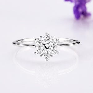 Verfijnde verlovingsring met zirkonia en halo, minimalistische belofte ring van 925 sterling zilver met bloemmotief voor haar.