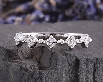Aliança de casamento delicada com zircônias cúbicas, anel minimalista em prata de lei para uso em conjunto com outros anéis.