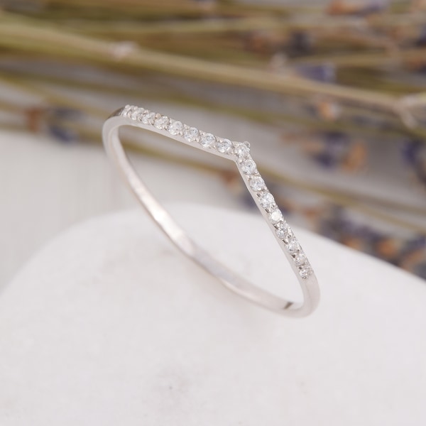 Small & dainty 14k solid white gold chevron wedding band, Delicate minimalist V shaped womens wedding band, Tiny curved wedding band gold