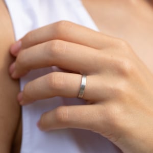 Effen platte trouwring voor hem en haar, geborstelde trouwring voor stellen, eenvoudige minimalistische 14k witgouden trouwring 4 mm met matte afwerking