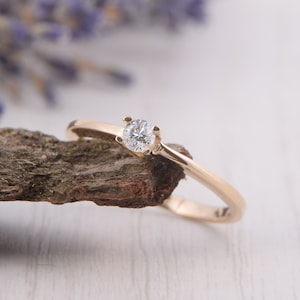 Zierlicher 14 Karat Gelbgold Solitär cz Verlobungsring, zarter cz Verlobungsring, Geschenk für Freundin