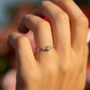 Bague en diamant délicate, bague de fiançailles en argent sterling, bague de promesse en diamant, bague de fiançailles en diamant minimaliste, cadeau d'anniversaire pour elle image 4