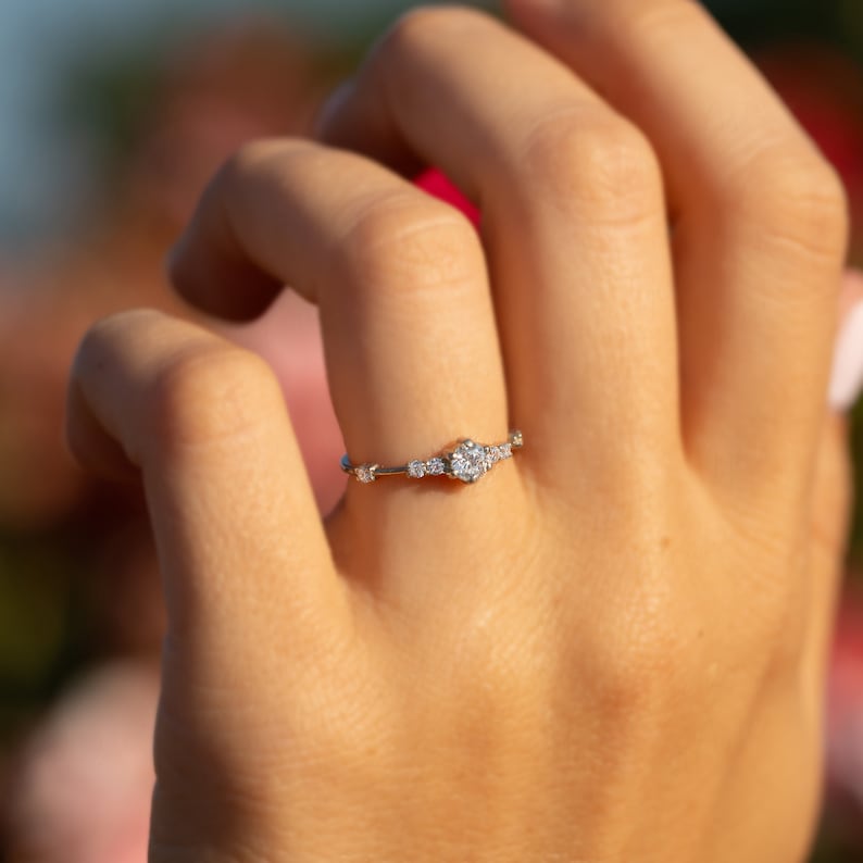 Sierlijke diamanten ring, Sterling zilveren verlovingsring, Diamond belofte ring, minimalistische diamanten verlovingsring, jubileumcadeau voor haar afbeelding 4