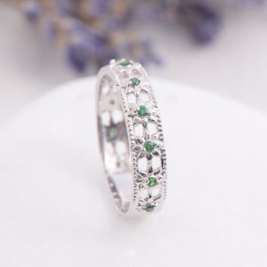 Smaragdgroene ring, zilveren trouwring, smaragdgroene trouwring, dameszilveren band, fijne bandring, moderne band, dunne bandring, groene stenen ring