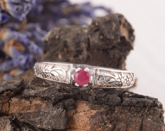 Robijnrode ring, art-decoring, beloftering zilver, vrouwenring zilver, verlovingsring, jubileumring, geboortesteen juli, roze stenen ring