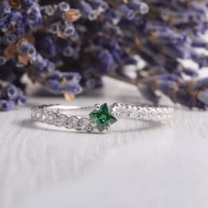 Kleiner Smaragd Versprechen Ring, Einzigartiger Smaragd Versprechen Ring, Zarter Silber Ring, Damen Smaragd Ring, Prinzessin Schnitt Smaragd Ring