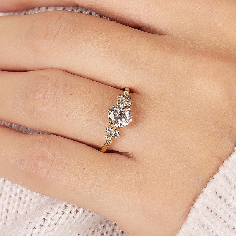 Einzigartiger 14k Goldcluster-Verlobungsring, 1KT Verlobungsring für Sie, Zierliche Cluster-Versprechensring, Cluster-CZ-Jubiläumsring Bild 1