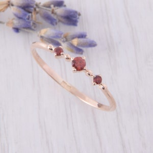 Granat Versprechensring für Frauen, Minimalistischer 3-Stein-Ring, 14 Karat Roségold Granat Versprechensring für sie, Kleiner & einfacher Granat Verlobungsring