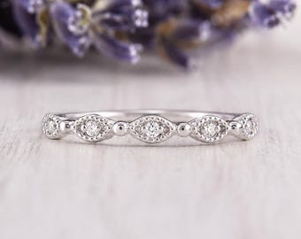 Aliança delicada com zircônias cúbicas e detalhes em milgrain, em prata de lei 925, com formato de marquise, ideal para uso em conjunto com outros anéis.