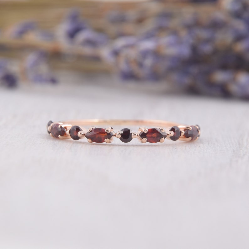 Liten, delikat vintage art déco-vigselring med granat, Liten och nätt 14k roséguld, marquise-slipad granat, vigselring för kvinnor, Granatsmycken bild 4