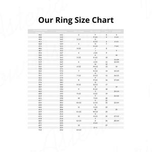 Op de afbeelding: Een zwart-witte tabel die ringmaten in verschillende landen laat zien. De tabel bevat de omtrek in millimeters, de diameter in millimeters, de Amerikaanse maat, de Britse maat, de Canadese maat, de Australische maat en de Zwitserse maat.