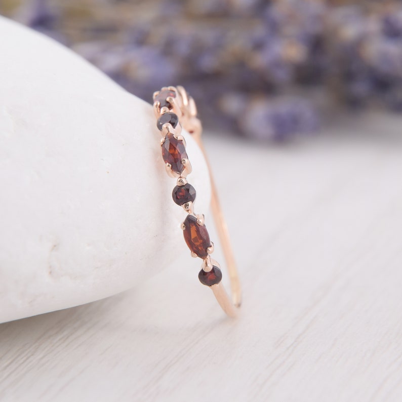 Liten, delikat vintage art déco-vigselring med granat, Liten och nätt 14k roséguld, marquise-slipad granat, vigselring för kvinnor, Granatsmycken bild 7