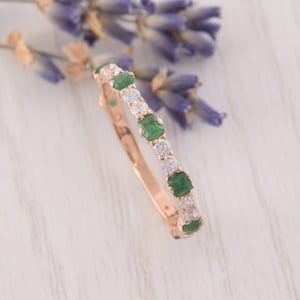 Womens Emerald Gold Wedding Band, Unique Emerald Ring, Dainty Wedding Band, Minimalist Wedding Band, Small Wedding Band, Gold Emerald Ring