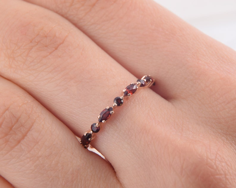 Liten, delikat vintage art déco-vigselring med granat, Liten och nätt 14k roséguld, marquise-slipad granat, vigselring för kvinnor, Granatsmycken bild 3