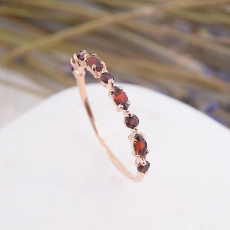 Liten, delikat vintage art déco-vigselring med granat, Liten och nätt 14k roséguld, marquise-slipad granat, vigselring för kvinnor, Granatsmycken bild 1