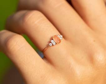 Bague de fiançailles ovale délicate en or rose avec pierre de soleil, cadeau unique minimaliste de bague de promesse en pierre de soleil pour elle, cadeau en or pour femme, bague en pierre de soleil pour elle