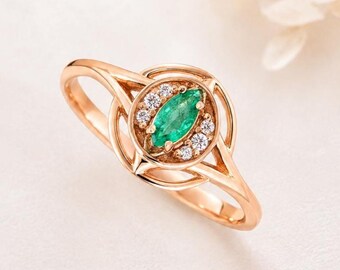 Anel de compromisso vintage em estilo Art Déco, em ouro rosa, com esmeralda em lapidação marquise, anel de noivado com pedra do mês de maio, anel delicado com pedra verde.