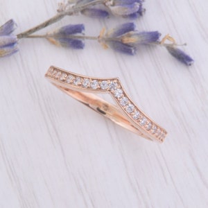 14k rose gold simple curved wedding band, Womens chevron wedding band, Dainty & elegant V shaped wedding band, V chevron womens ring gold