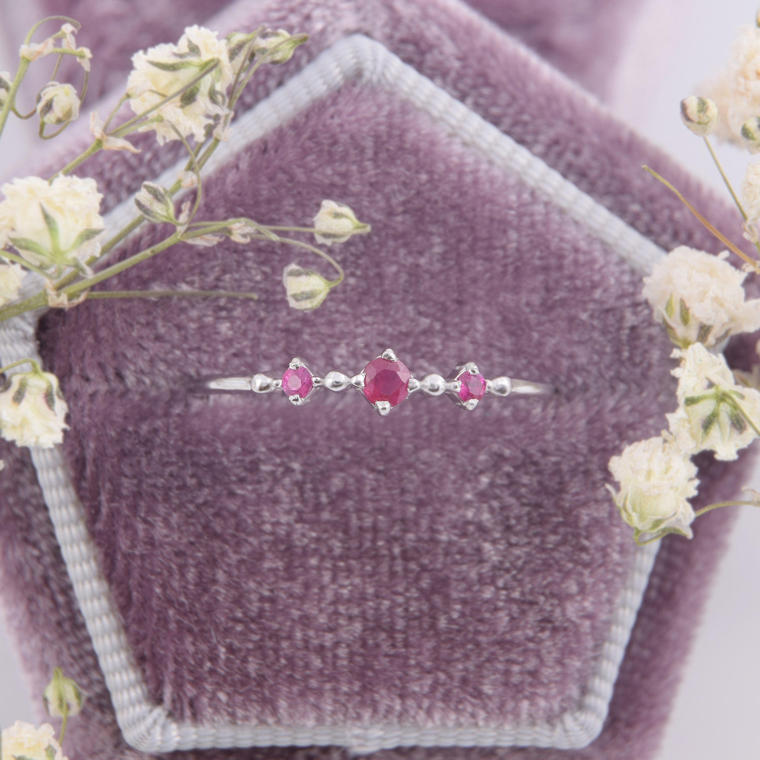 Semplice e delicato anello di promessa con 3 pietre di rubino per lei, anello da donna in argento sterling 925 minimalista e grazioso, anello di fidanzamento con minuscolo rubino unico
