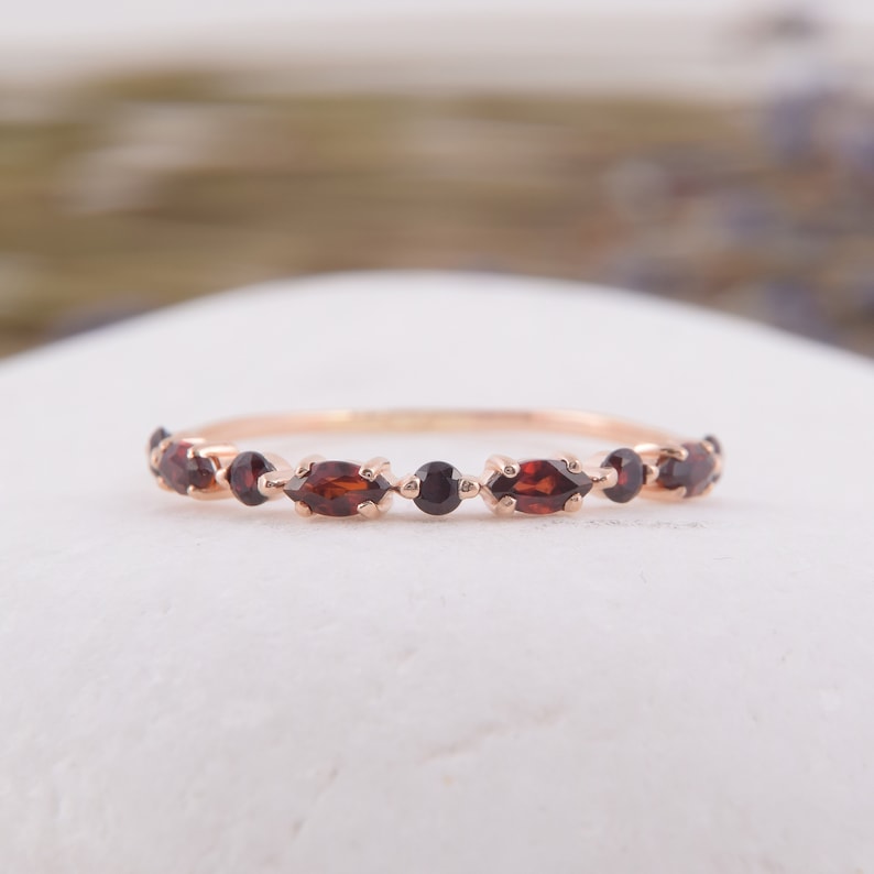 Liten, delikat vintage art déco-vigselring med granat, Liten och nätt 14k roséguld, marquise-slipad granat, vigselring för kvinnor, Granatsmycken bild 5