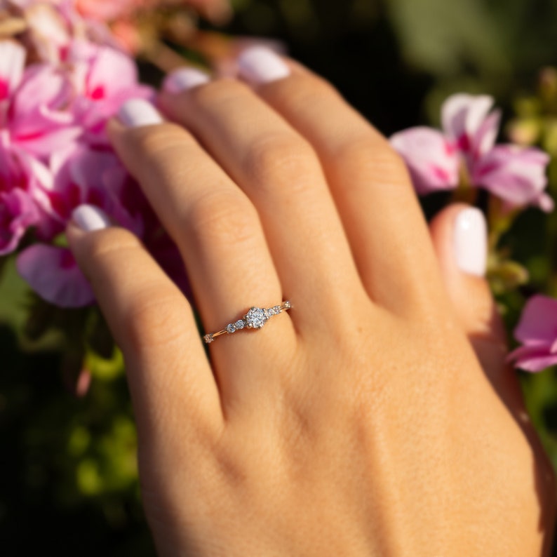 Sierlijke diamanten ring, Sterling zilveren verlovingsring, Diamond belofte ring, minimalistische diamanten verlovingsring, jubileumcadeau voor haar afbeelding 9