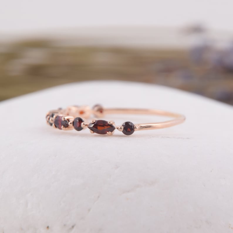 Liten, delikat vintage art déco-vigselring med granat, Liten och nätt 14k roséguld, marquise-slipad granat, vigselring för kvinnor, Granatsmycken bild 6